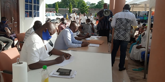 Ejura Sekyedumase MCE supports private school teachers with GHc20,000